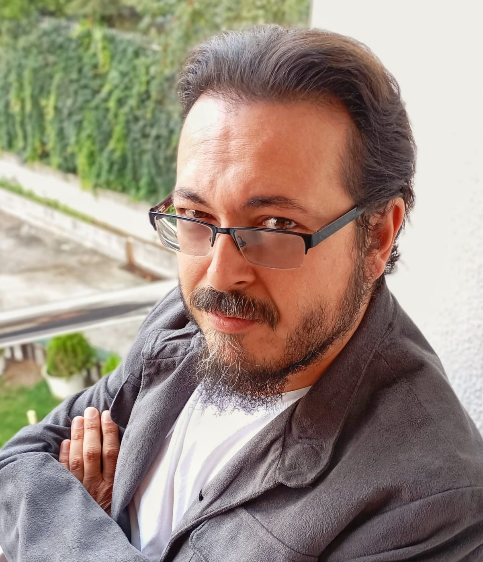 Mustafa Akyol ile Söyleşi “Yürek kırıntılarıyla dalga geçen bir Hüzn-ü Komik.”